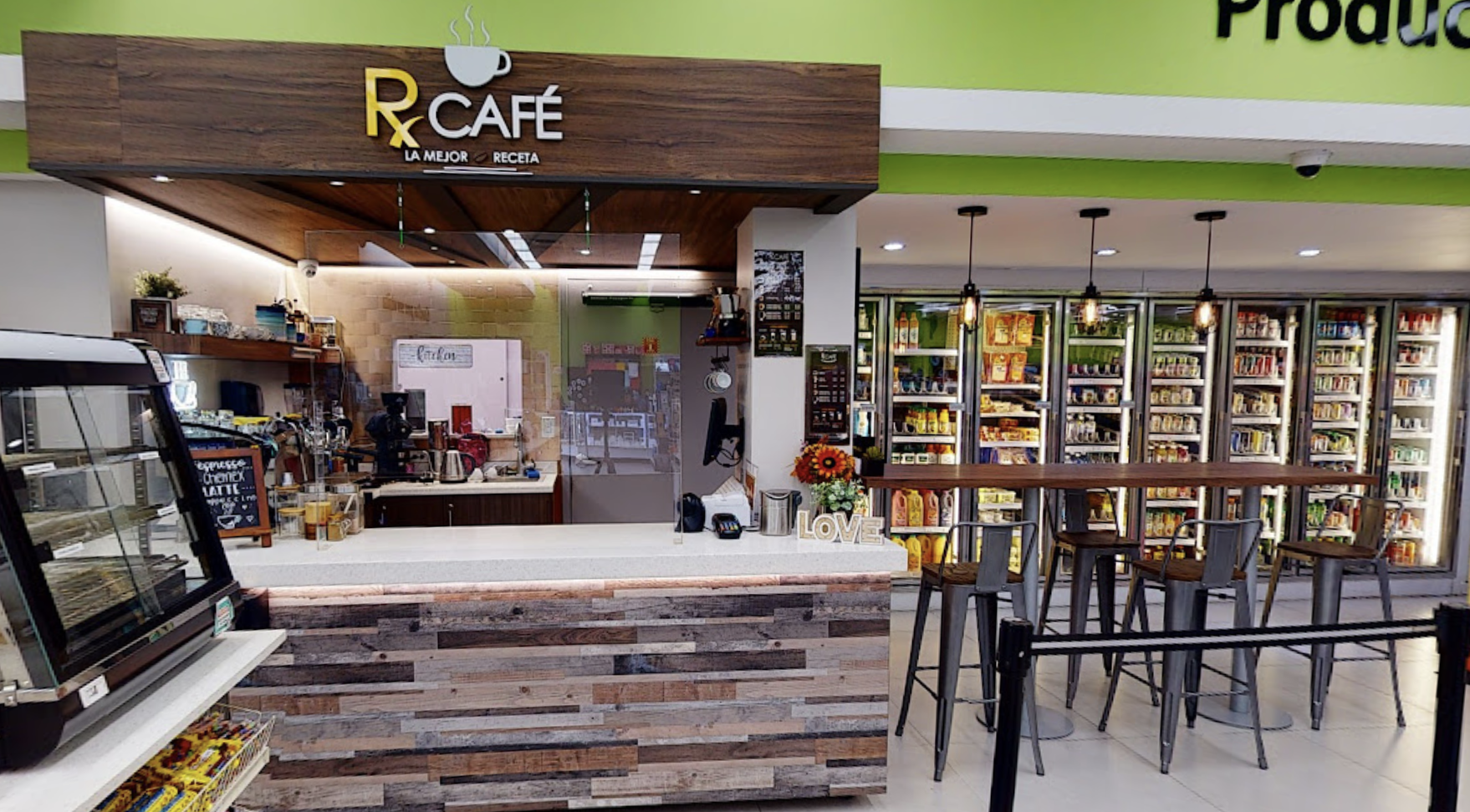 Rx Café interior con acentos de madera y plantas
